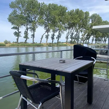 بوتيل Woonboot Tineau نيوبورت