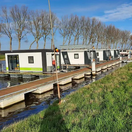 بوتيل Woonboot Tineau نيوبورت